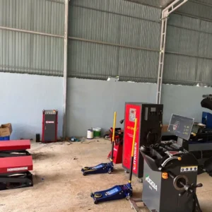 Không gian tiệm sửa xe với máy cân bằng lốp Foggia 827X và các thiết bị khác.