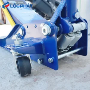 Cận cảnh bộ phận bánh xe và xi lanh của kích cá sấu thủy lực 3 tấn SAKA SK-3500.
