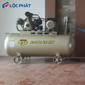 Máy nén khí LOPATEK 2 cấp nén 3HP, 200L, 12Bar đặt trong nhà, thể hiện sự linh hoạt và ứng dụng đa dạng.