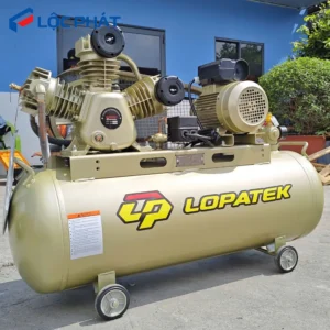 Máy nén khí LOPATEK 3HP, 200L, 12Bar đặt ngoài trời, cho thấy thiết kế chắc chắn và khả năng hoạt động bền bỉ.