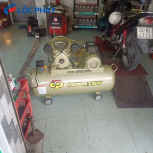 Máy nén khí LOPATEK 3HP – 100L – 8Bar đặt trong không gian tiệm sửa chữa xe máy, ô tô.