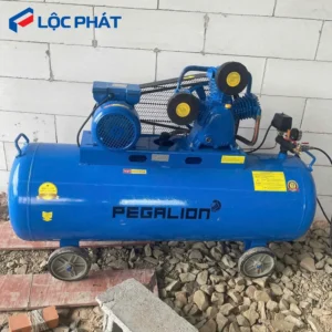 Máy nén khí Pegalion 2 cấp nén 3HP-120L-12.5Bar màu xanh dương, đặt trên nền đá.