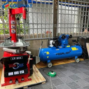 Máy nén khí Pegalion 3HP 120L 8Bar đặt trong không gian garage cùng máy ra vào lốp.