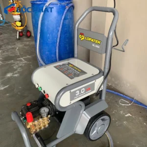 Máy rửa xe LOPATEK WL-30S4 đặt cạnh thùng nước lớn, thể hiện khả năng hoạt động liên tục.