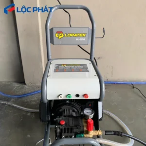 Cận cảnh mặt trước máy rửa xe LOPATEK WL-30S4, hiển thị các nút điều khiển và đồng hồ áp suất.