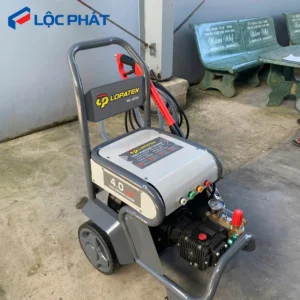 Máy rửa xe LOPATEK WL-40S4 với thiết kế chắc chắn, bánh xe di chuyển linh hoạt.