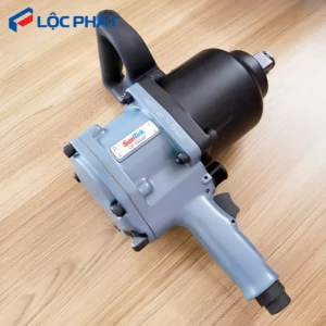 Cận cảnh súng xiết bulong 1 inch SunTek LP-6800P, tập trung vào chi tiết cơ khí và nhãn hiệu.