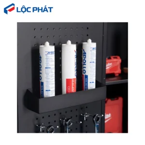 Chi tiết vách ngăn tủ dụng cụ CSPS 91cm với các vật dụng như keo silicone và cờ lê.