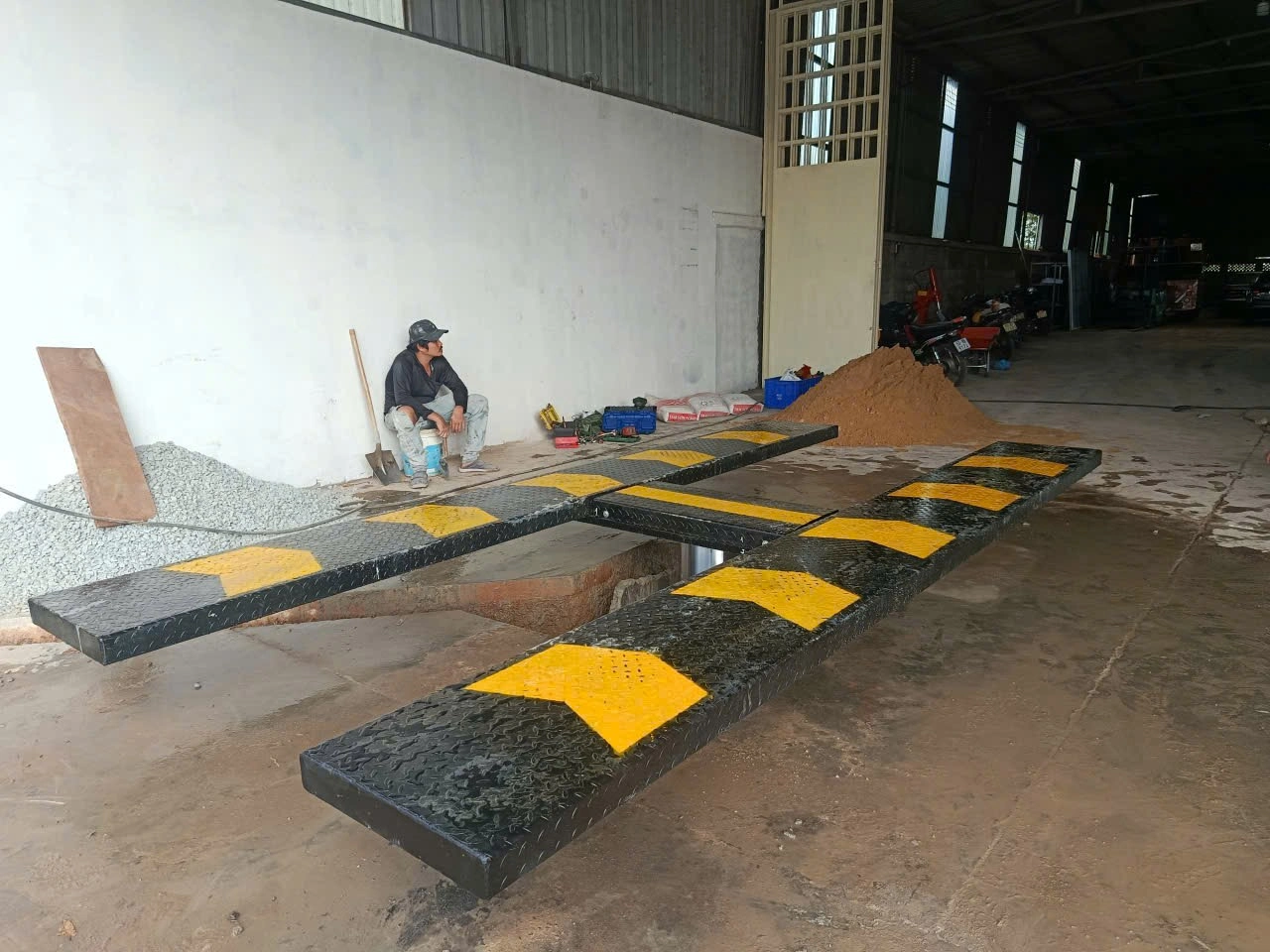 Lắp đặt thực tế cầu nâng 1 trụ rửa xe AIRTEK Ấn Độ bản âm nền tại tiệm khách hàng