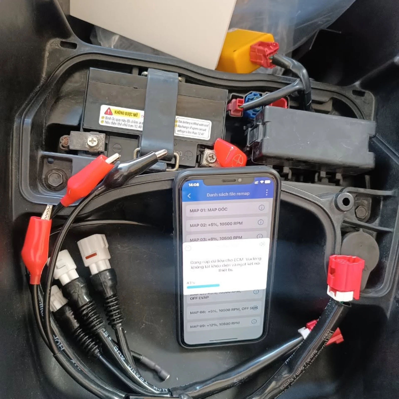 Thợ sửa xe sử dụng AVP Connect chẩn đoán xe máy phun xăng điện tử tại tiệm