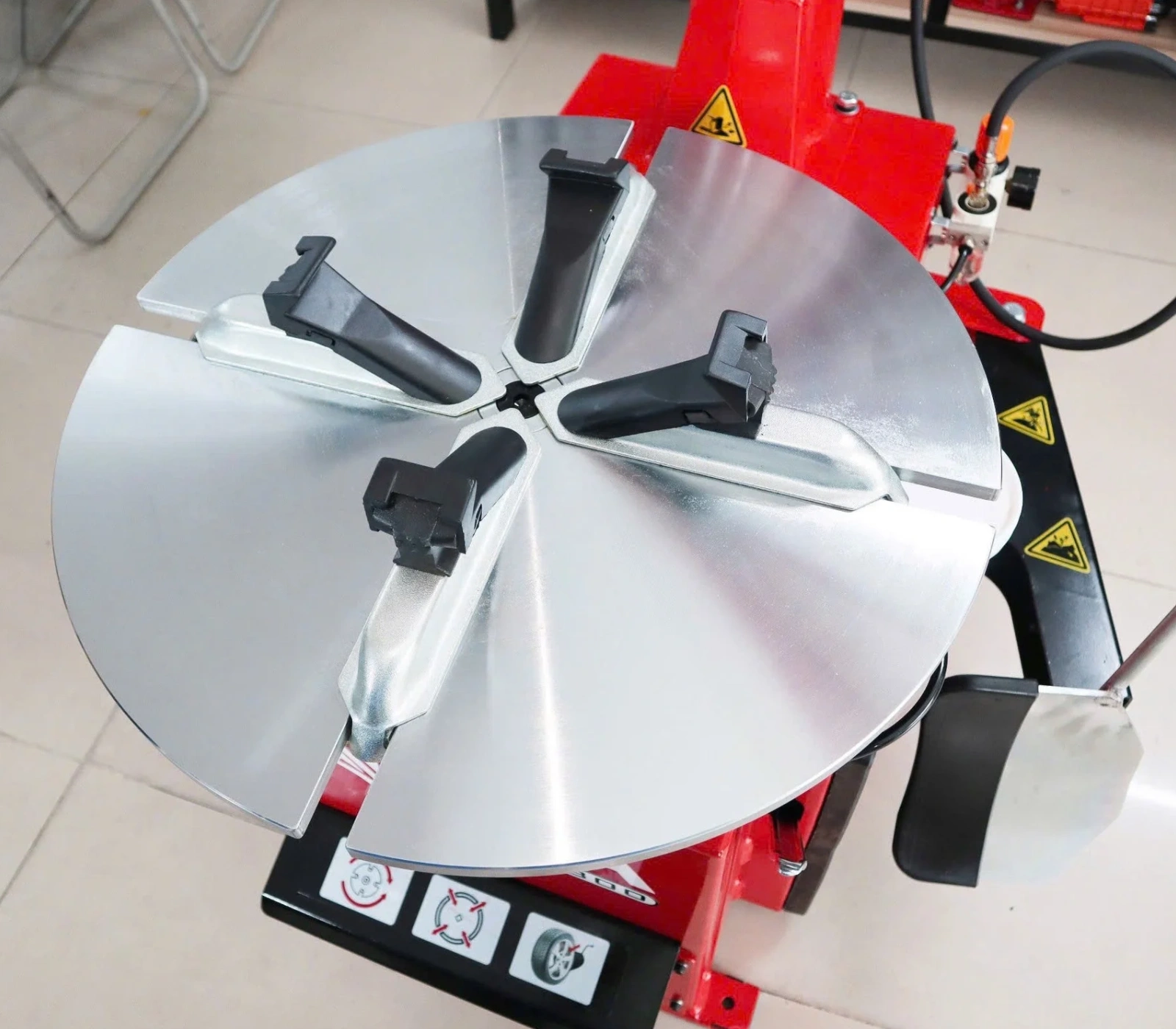 Cận cảnh chấu kẹp mâm cao máy ra vào lốp ALPHA AL-800