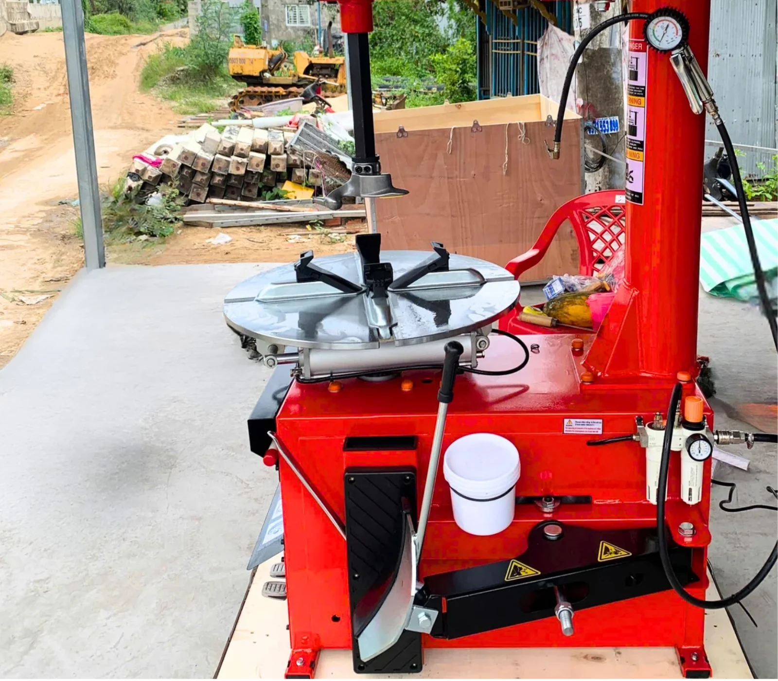 Cận cảnh mâm kẹp và bộ điều áp máy ra vào vỏ SUNTEK LP-810