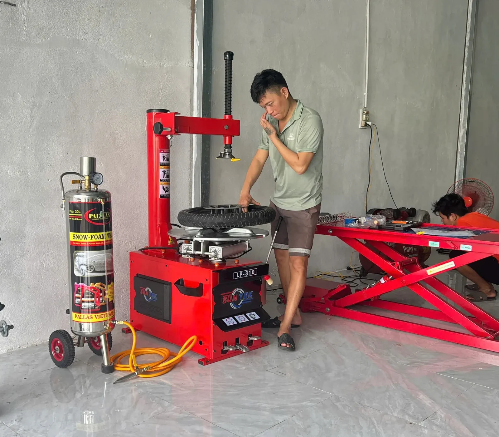 Thao tác ra vào lốp xe máy bằng máy tháo vỏ SUNTEK LP-810