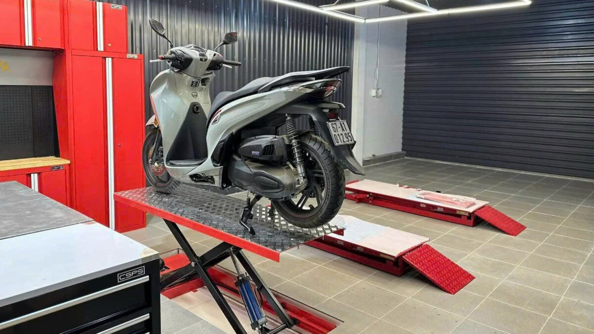 Bàn nâng xe máy LOPATEK tại tiệm sửa chữa xe máy