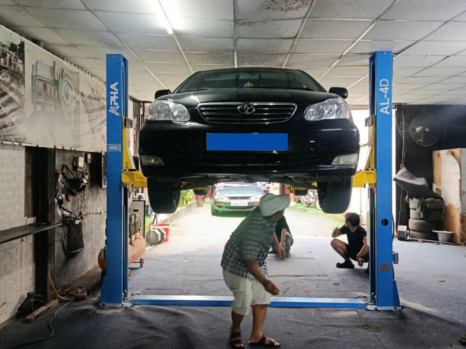 Cầu nâng 2 trụ ALPHA nâng xe thực tế tại Gara khách hàng