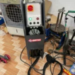 Cận cảnh bảng điều khiển an toàn và cụm bơm dầu cầu nâng cắt kéo SUNTEK Lộc Phát