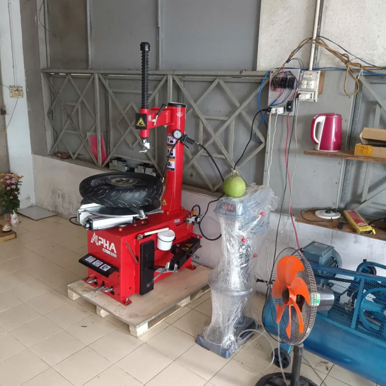 Cận cảnh mâm kẹp máy tháo vỏ xe máy APHA AL800 Ninh Hòa Lộc Phát