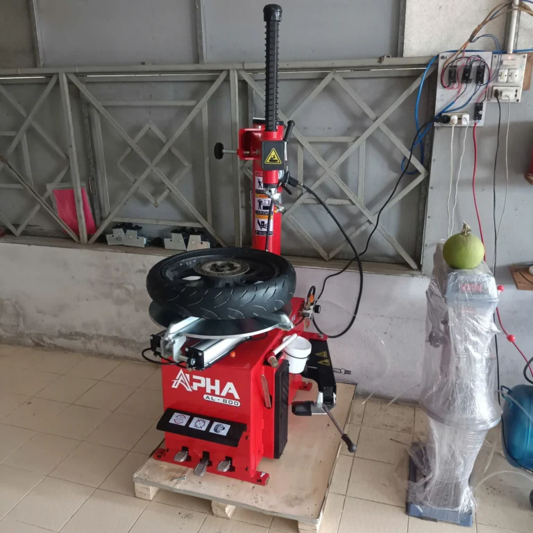 Máy ra vào lốp APHA AL-800 kẹp bánh xe thử tải tại Ninh Hòa Lộc Phát