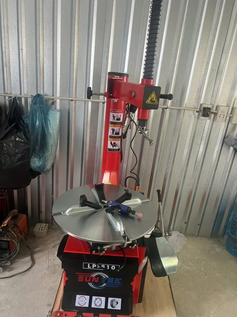 Khu vực làm việc tiệm xe Công Tạo Quận 9 trang bị máy SUNTEK LP810 Lộc Phát
