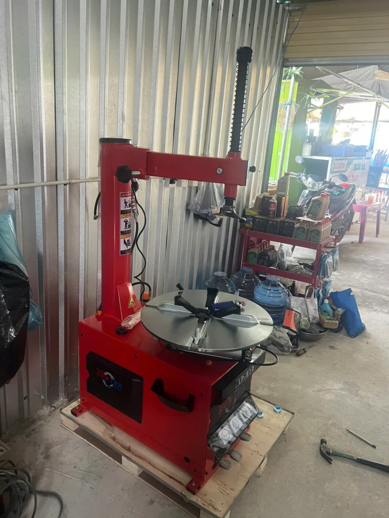 Lắp đặt máy ra vào lốp SUNTEK LP-810 tại tiệm Công Tạo Quận 9 Lộc Phát