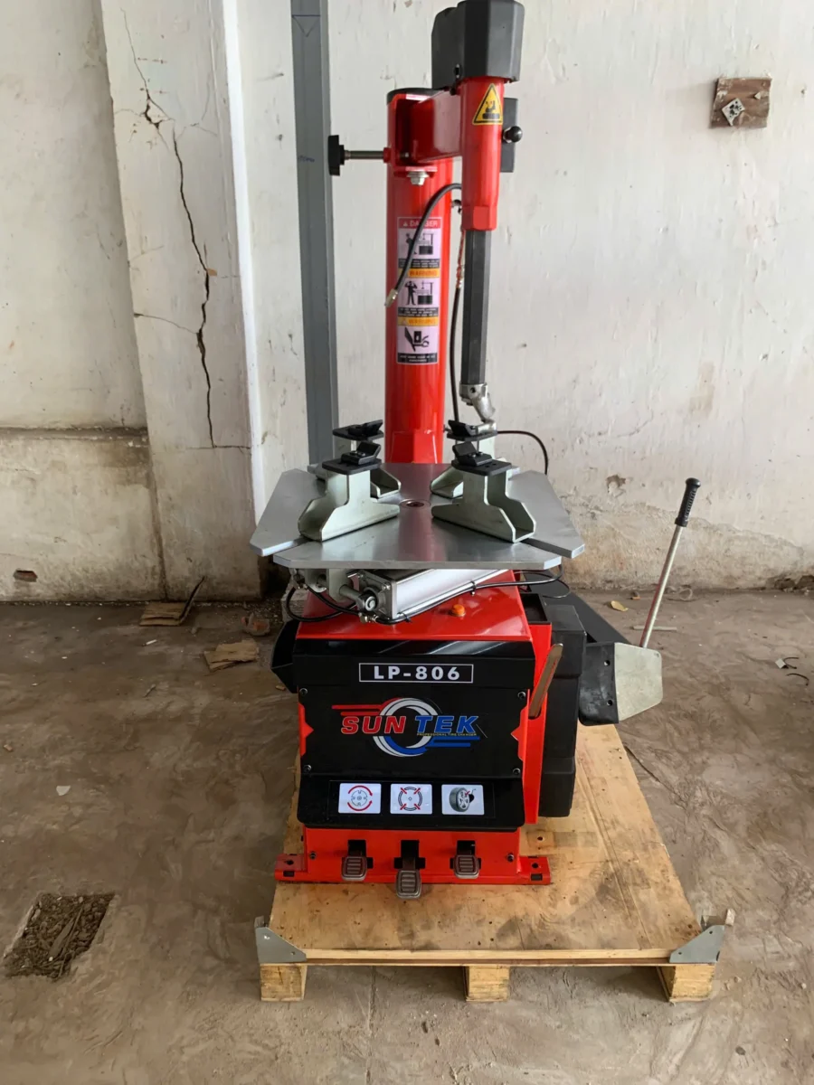 Cận cảnh máy ra vào lốp SUNTEK LP-806 Tăng Nhơn Phú Lộc Phát