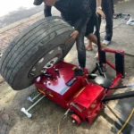 Máy ra vào lốp xe tải lưu động SUNTEK đưa vỏ xe vào trục tại Vũng Tàu Lộc Phát