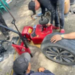 Kỹ thuật viên Lộc Phát căn chỉnh mâm ép máy ra vào lốp xe tải SUNTEK Vũng Tàu