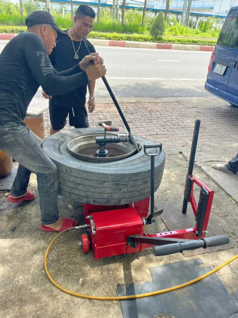 Máy Ra Vào Lốp Xe Tải SUNTEK Bàn Giao Cho Anh Nghiêm Vũng Tàu