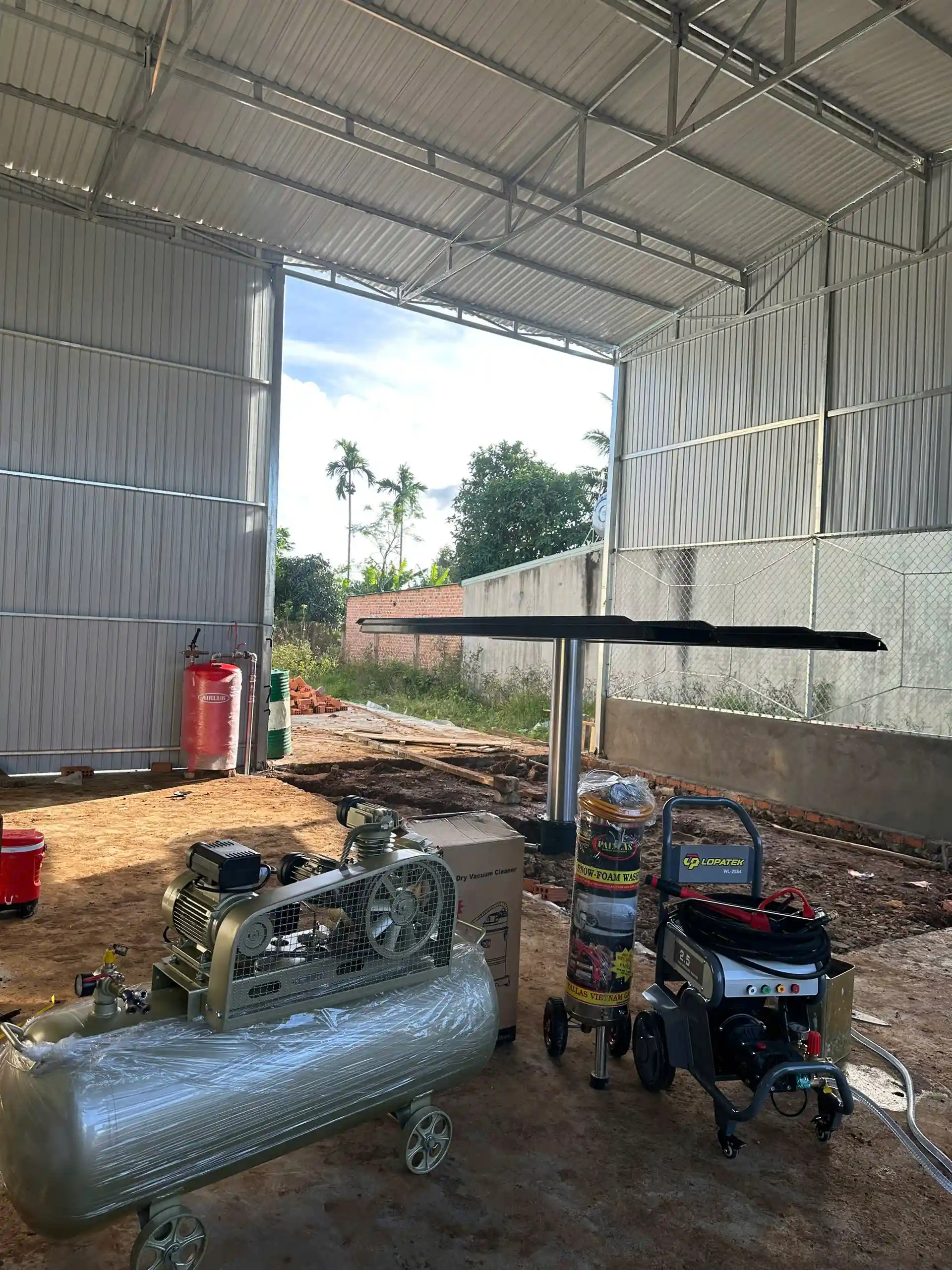 Công trình lắp đặt cầu nâng 1 trụ rửa xe ô tô dương nền kèm máy nén khí, máy rửa xe cao áp Lopatek và bình bọt tuyết tại xưởng