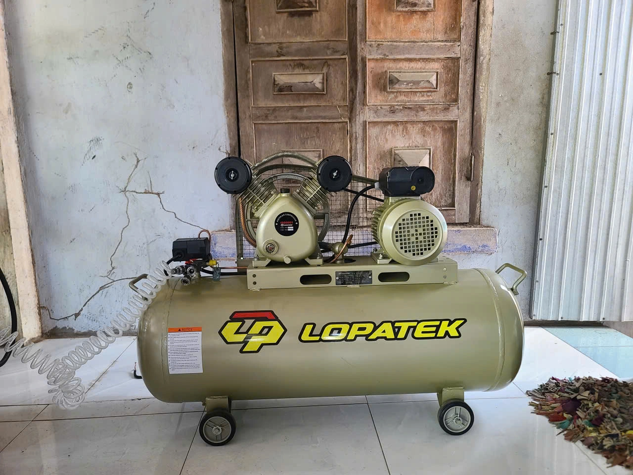 Máy nén khí dây đai piston thương hiệu LOPATEK màu đồng lắp kèm dây hơi xoắn bàn giao thực tế