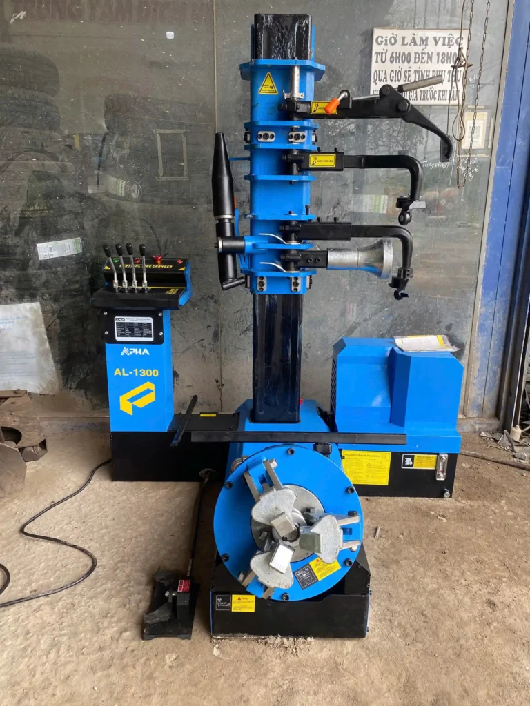 Máy ra vào lốp xe tải ALPHA AL-1300 được sự tin dùng ở Gara khách hàng