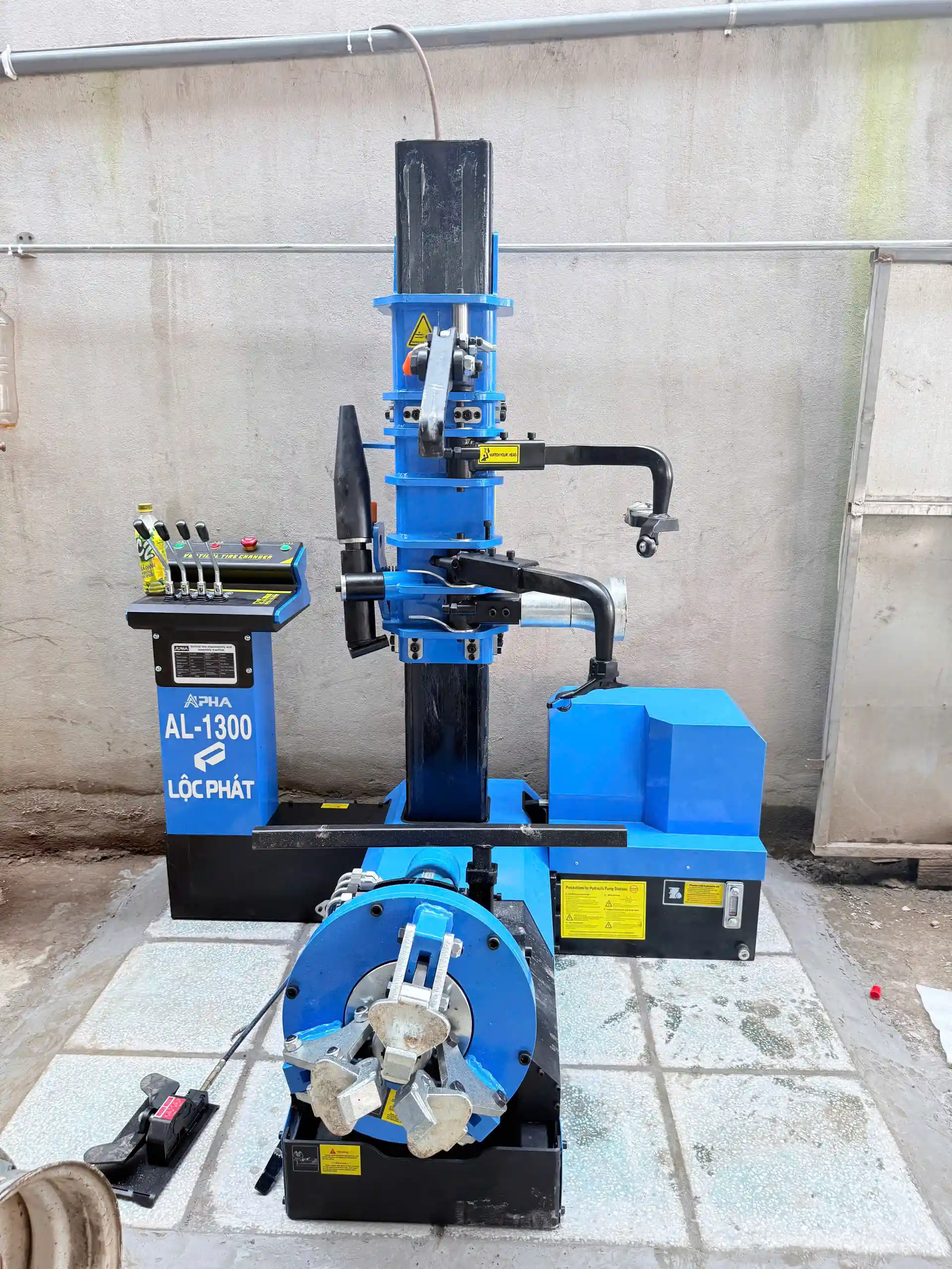 Máy ra vào lốp xe tải kiểu đứng ALPHA AL-1300 chính hãng được lắp đặt tại Gara khách hàng