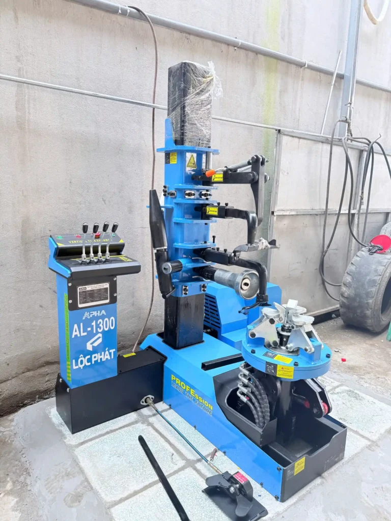 Cụm con lăn và móc mép lốp và bàn điều khiển máy ra vào lốp xe tải ALPHA AL-1300 góc nghiêng
