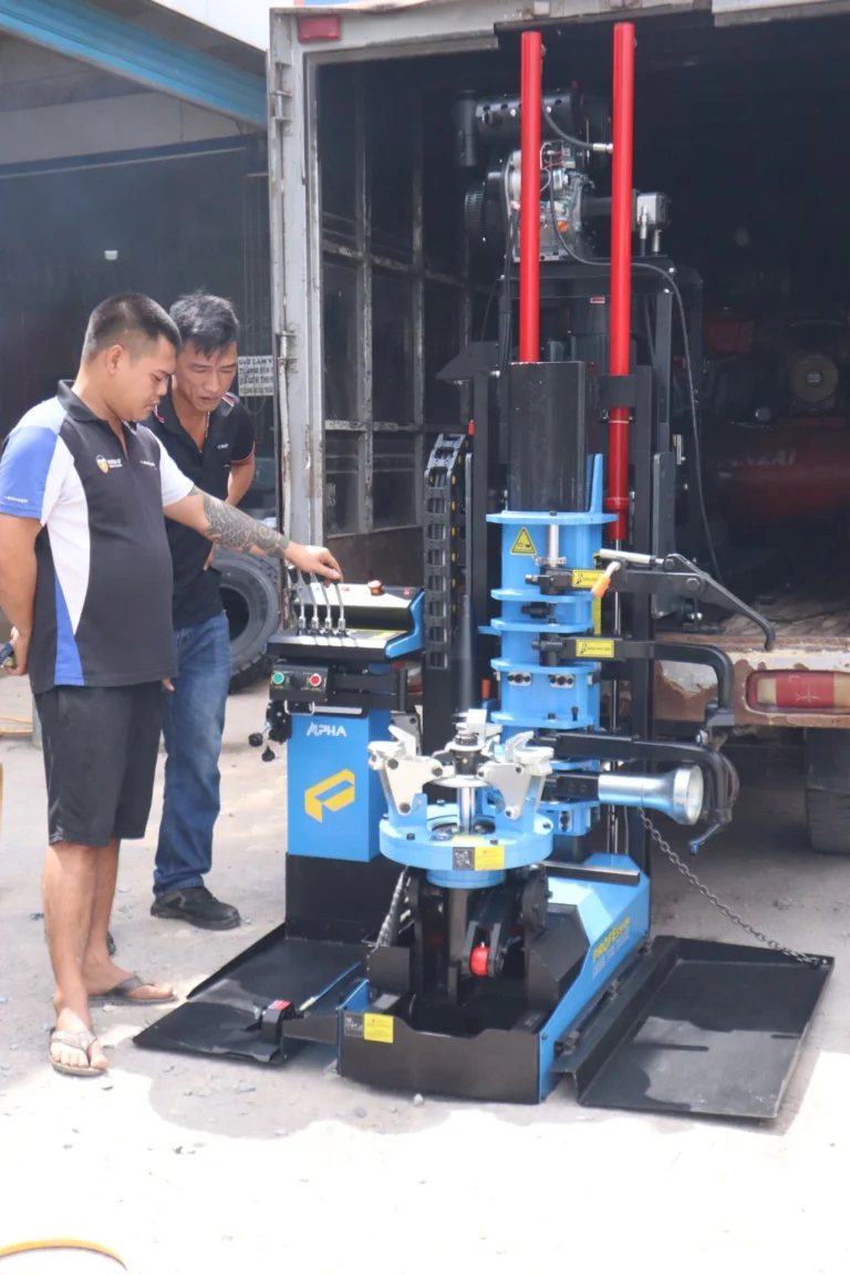 Đội ngũ hướng dẫn khách hàng sử dụng máy tháo lốp ALPHA AL-1300