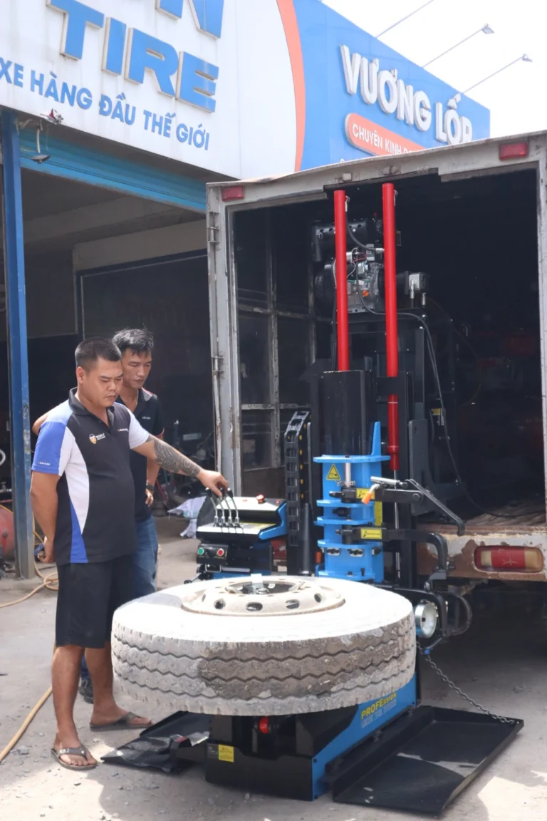 Vận hành thực tế máy tháo lốp xe tải ALPHA AL-1300 tại Gara khách hàng