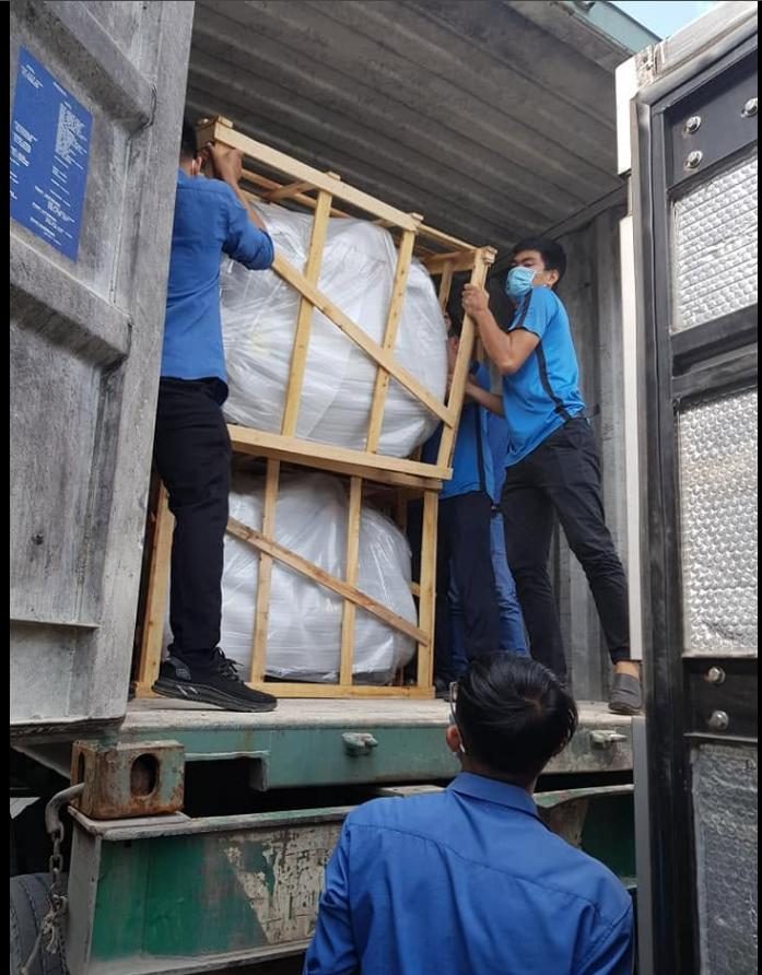 Bốc xếp thiết bị lên xe giao cho khách hàng