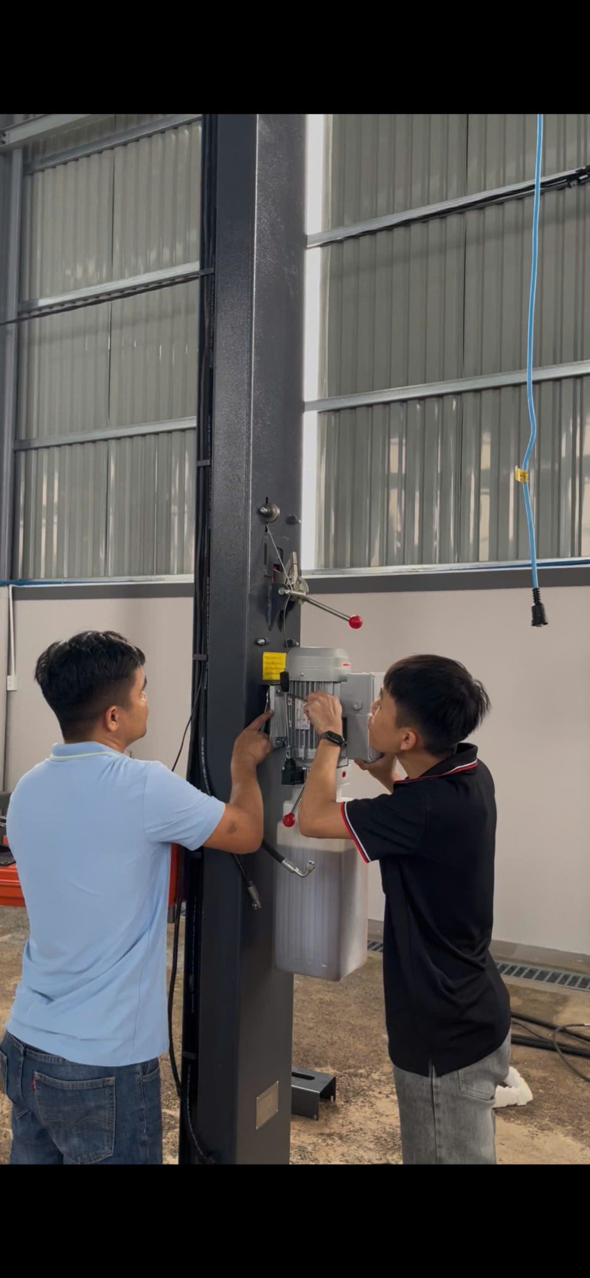 Kỹ thuật viên Lộc Phát lắp đặt thiết bị sửa chữa