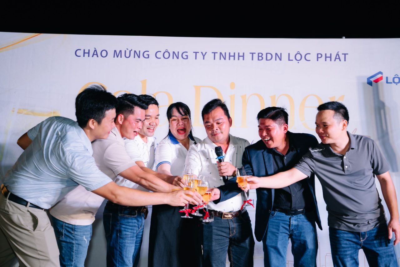 Nhân viên Lộc Phát nâng ly mừng chặng đường phát triển