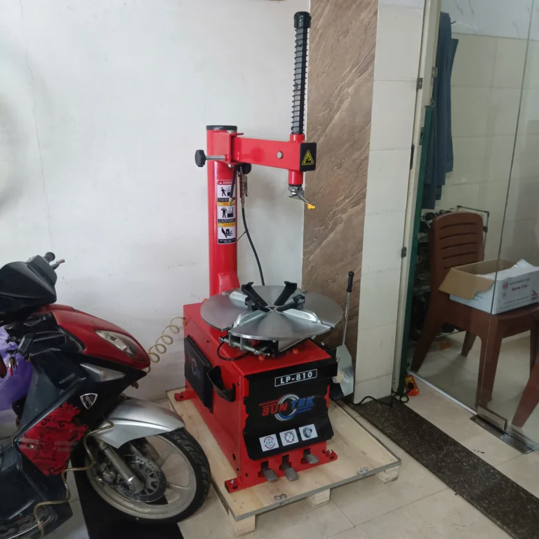 Lắp đặt máy ra vào lốp cho tiệm Honda Đức Thọ tại Bình Dương