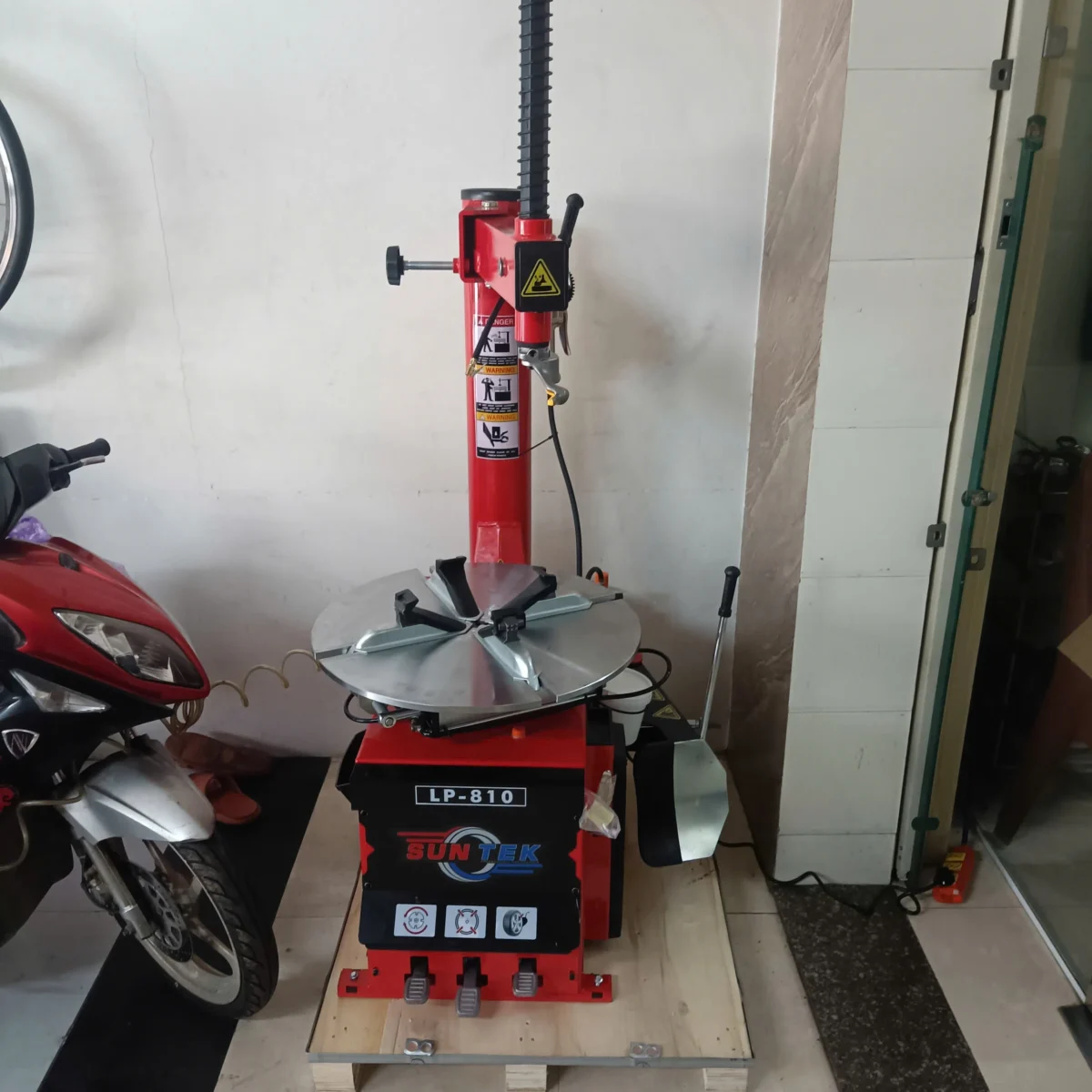 Hoàn thiện bàn giao máy ra vào lốp xe máy SUNTEK LP-810 tại tiệm Đức Thọ thực tế