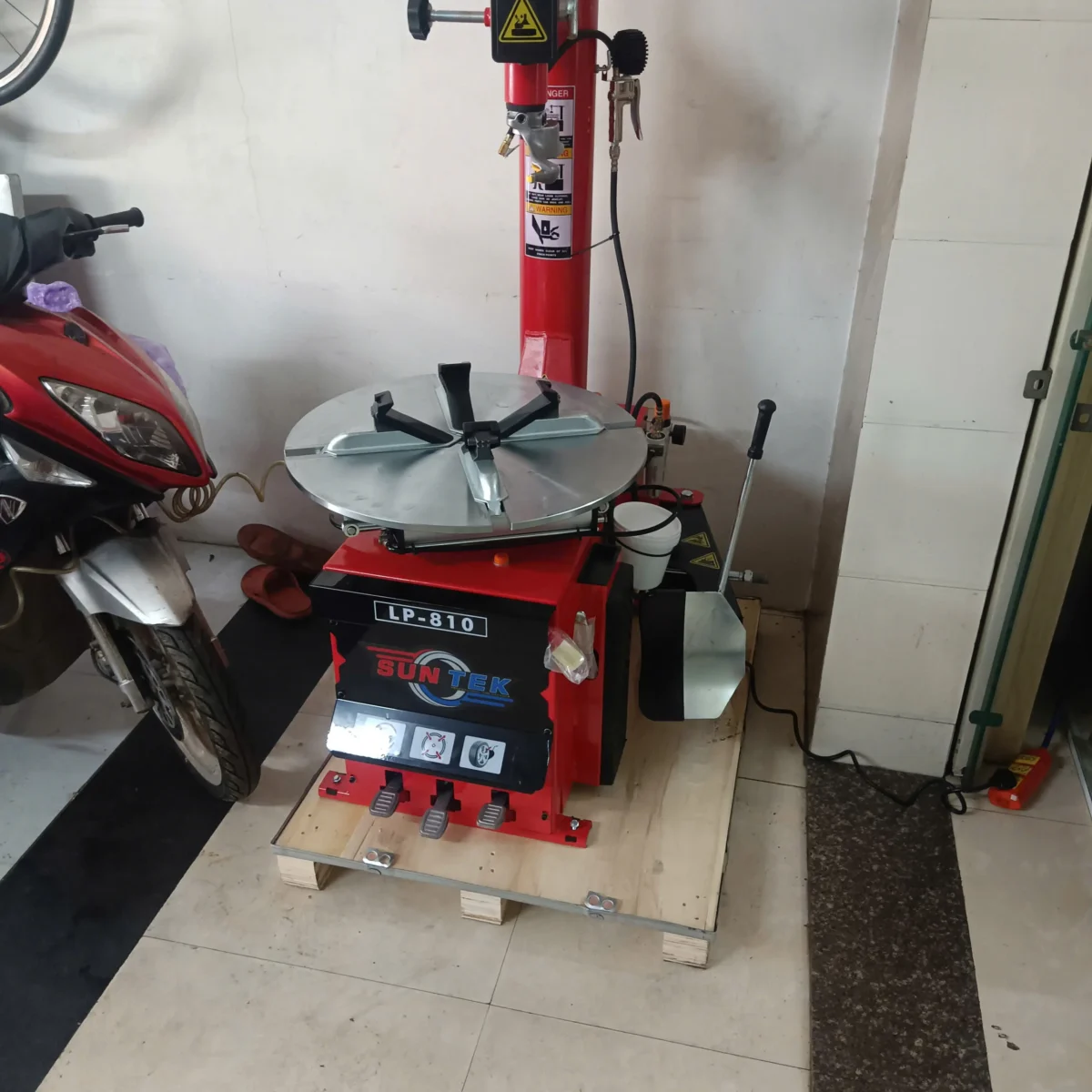 Máy ra vào lốp SUNTEK LP-810 lắp đặt tại tiệm Honda Đức Thọ Lộc Phát