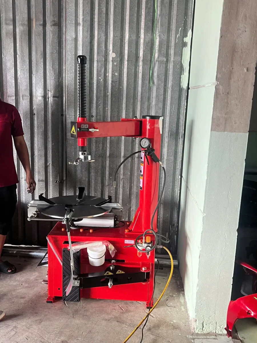 Kỹ thuật viên căn chỉnh mỏ vịt máy tháo vỏ ALPHA AL-800 thực tế