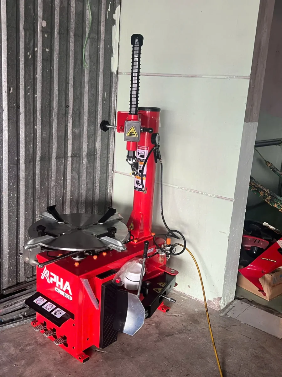 Lắp đặt hoàn thiện máy ra vào lốp chuyên xe máy ALPHA AL-800 thực tế