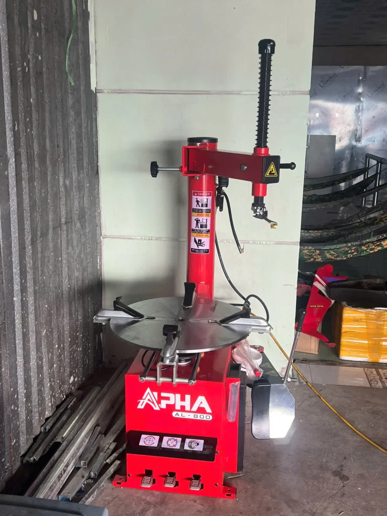 Lắp đặt máy ra vào lốp cho tiệm sửa xe Tiến tại Vĩnh Long